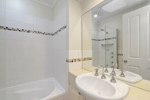 Shower - Flynn's Beach Escape ! (Port Macquarie)