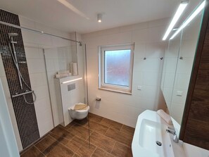 Een douche, een haardroger, handdoeken, zeep