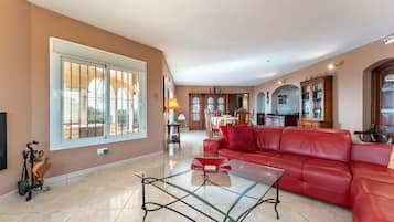 Fernseher, Kamin, DVD-Player, Tischtennisplatte