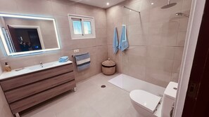 Bañera, secador de pelo, toallas