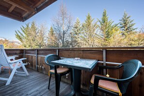 Outdoor dining - Apartment "Klementhof Nr 3" with Mountain View, Pool, Wi-Fi, Balcony & Garden (Natz)