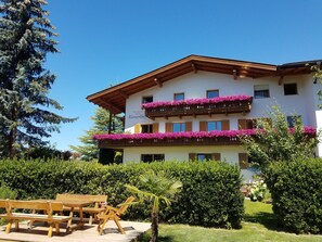 Outdoor dining - Apartment "Klementhof Nr 6" with Mountain View, Pool, Wi-Fi, Balcony & Garden (Natz)