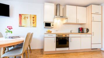 Frigorífico, microondas, horno y placa de cocina
