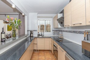 Jääkaappi, mikroaaltouuni, uuni, liesi