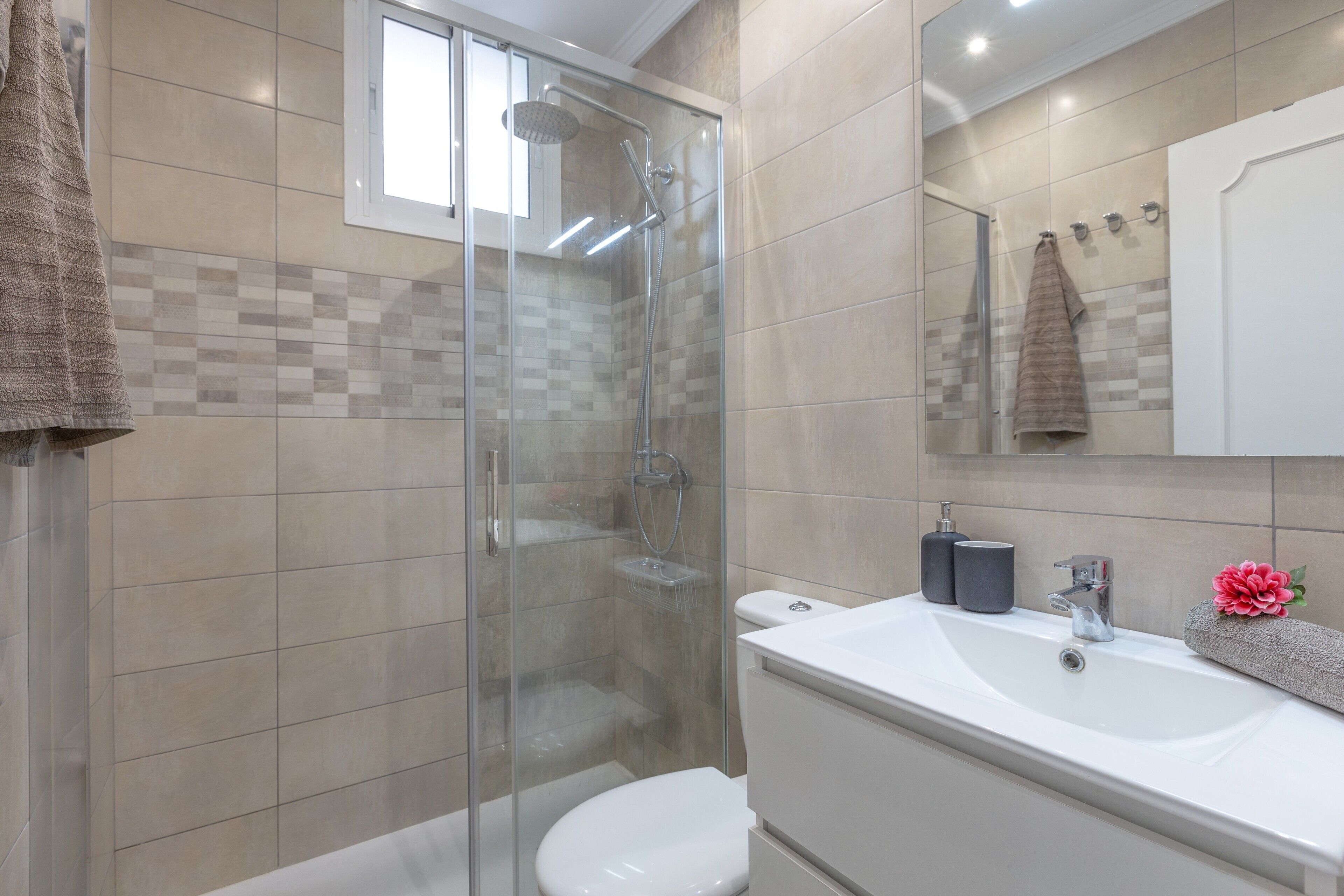 Baignoire, sèche-cheveux, serviettes fournies