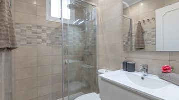 Bañera, secador de pelo y toallas
