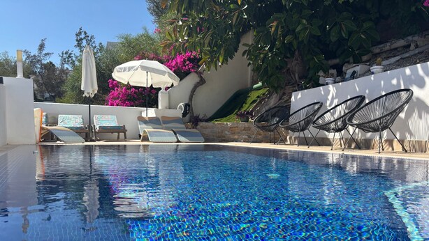 A swimming pool with clear blue water, lounge chairs, and umbrellas. - Apartment "Villa Mar del Plata" with Shared Pool, Wi-Fi, Garden & Terrace (Fuengirola)