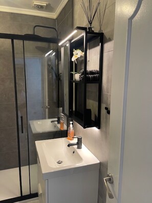 Bathtub, hair dryer, towels