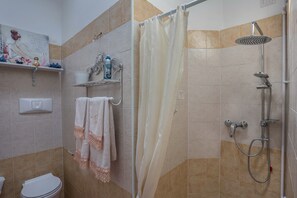 Ducha, secador de pelo, toallas