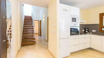 Een koelkast, een magnetron, een oven, een kookplaat