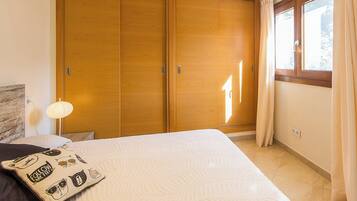 3 slaapkamers, een strijkplank/strijkijzer, gratis wifi, beddengoed