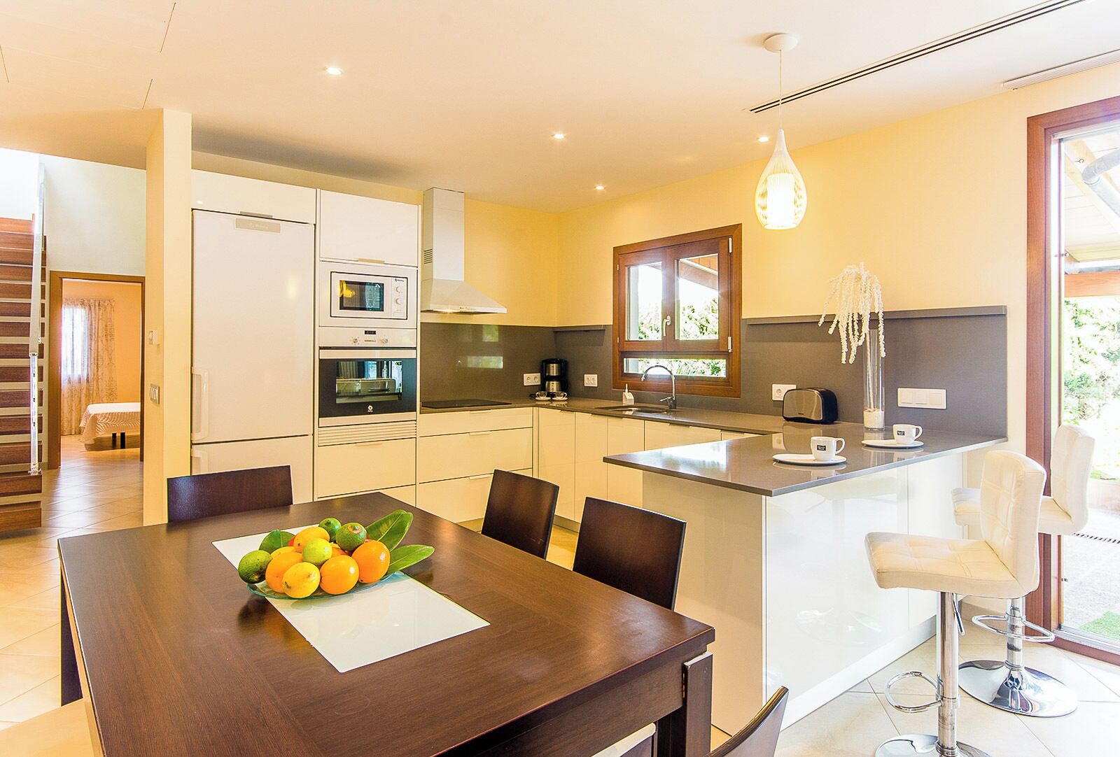 Kylskåp, mikrovågsugn, ugn och spishäll