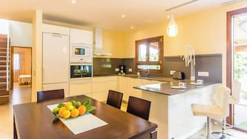 KylskÄp, mikrovÄgsugn, ugn och spishÀll