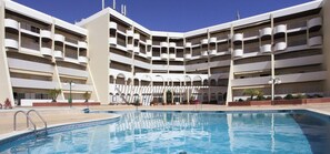 Pool - Apartment A Ramos Apartamento Palmeira Galé with Sea View, Shared Pool, A/C & Wi-Fi (Praia da Galé)