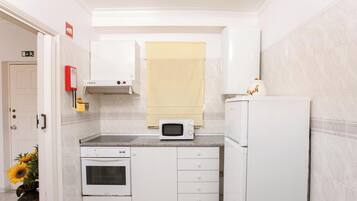 Een koelkast, een magnetron, een kookplaat, een vaatwasser