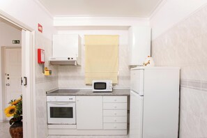 Een koelkast, een magnetron, een kookplaat, een vaatwasser