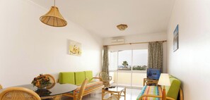 TV - Apartment A Ramos Apartamento Palmeira Galé with Sea View, Shared Pool, A/C & Wi-Fi (Praia da Galé)