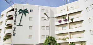 Exterior - Apartment A Ramos Apartamento Palmeira Galé with Sea View, Shared Pool, A/C & Wi-Fi (Praia da Galé)