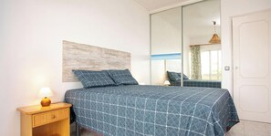 1 bedroom, iron/ironing board, free WiFi, bed sheets - Apartment A Ramos Apartamento Palmeira Galé with Sea View, Shared Pool, A/C & Wi-Fi (Praia da Galé)