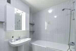Bathtub, hair dryer, towels - Apartment Zeus with Shared Pool, A/C & Wi-Fi (Calpe)