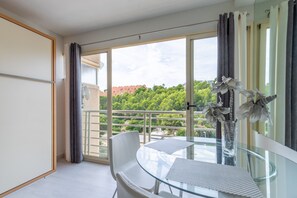 تناول الطعام