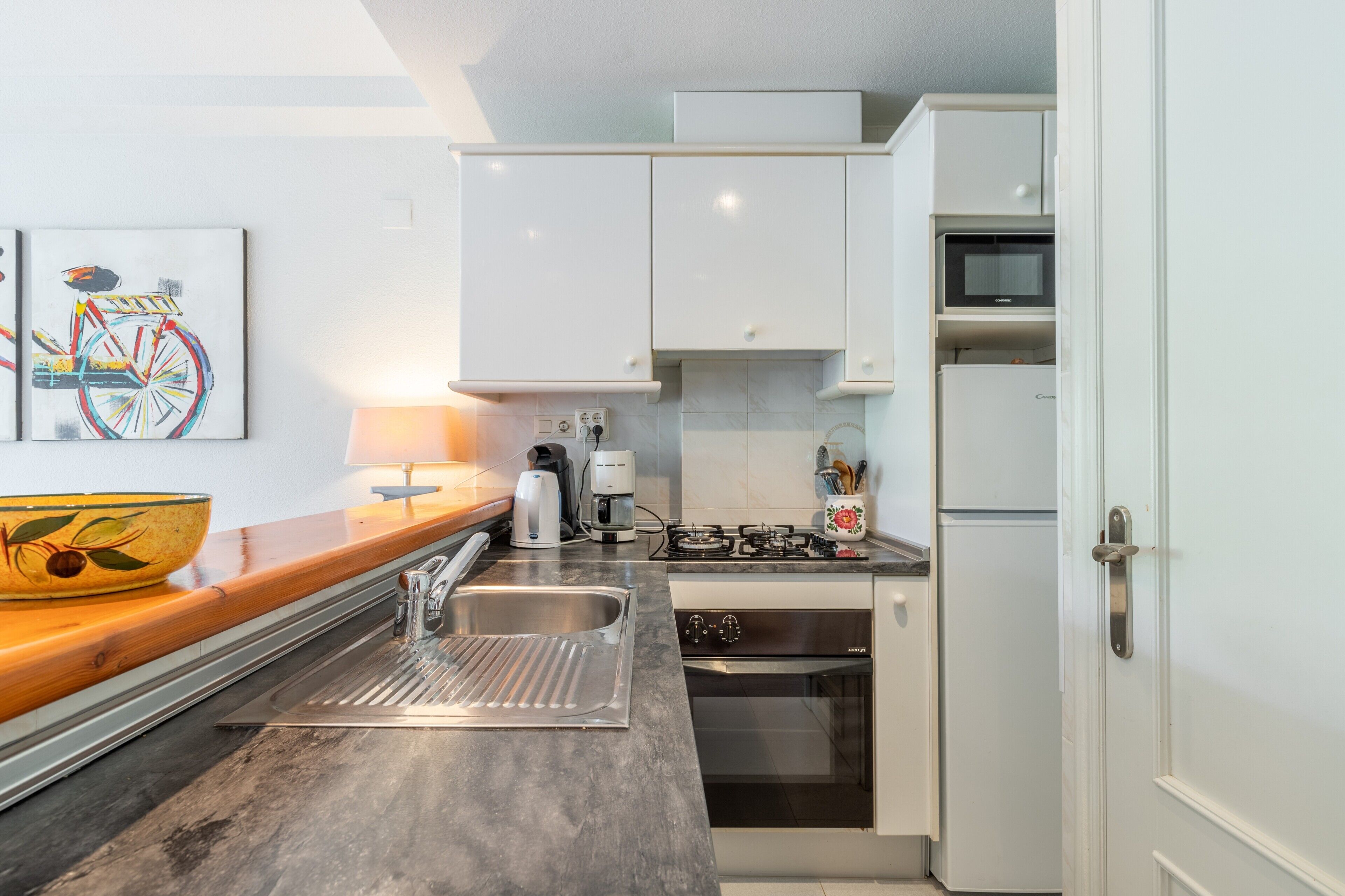 Frigorífico, microondas, horno y placa de cocina