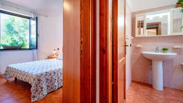 1 slaapkamer, een strijkplank/strijkijzer, beddengoed