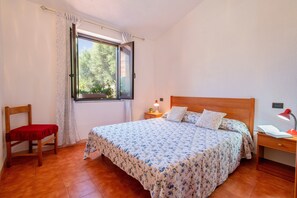 1 quarto, ferros/tábuas de passar roupa, roupa de cama
