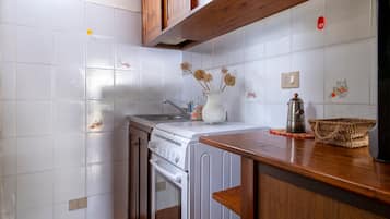 Frigorifero, forno, piano cottura, macchina per tè/caffè