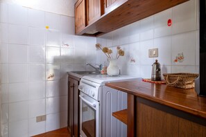 Fridge, oven, stovetop, coffee/tea maker