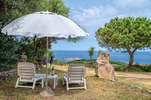 Property grounds - Holiday Home "La casetta con vista" with Sea View, Terrace and Garden (Trinità d'Agultu)