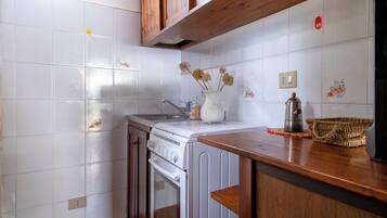 Réfrigérateur, four, plaque de cuisson, cafetiÚre/bouilloire