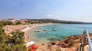 Una spiaggia nelle vicinanze