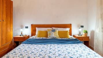 2 bedrooms, iron/ironing board, bed sheets