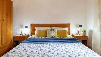 2 slaapkamers, een strijkplank/strijkijzer, beddengoed