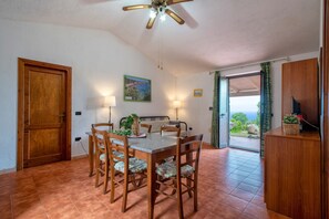 Dining - Vacation Home "La casa vista isola" with Sea View, Terrace & Garden (Trinità d'Agultu)