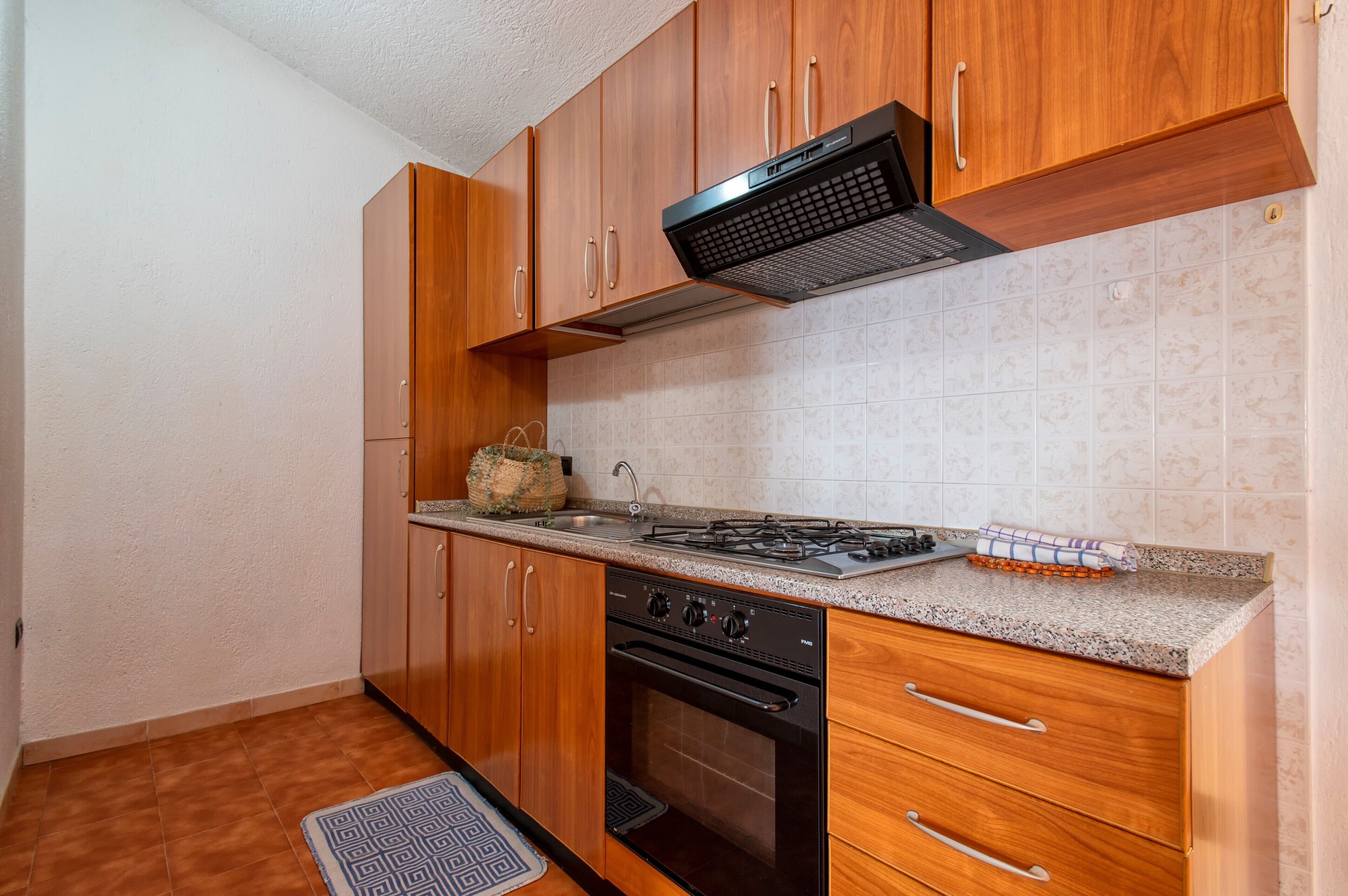 Réfrigérateur, four, plaque de cuisson, cafetière/bouilloire