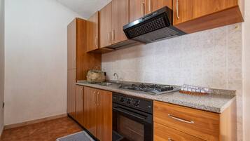 Kühlschrank, Ofen, Herdplatte, Wasserkocher mit Kaffee-/Teezubehör