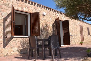 Outdoor dining - Vacation Home "la casa del guardiano della torre" with Sea View, Terrace & Garden (trinità d'agultu)