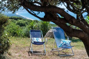 Property grounds - Vacation Home "la casa del guardiano della torre" with Sea View, Terrace & Garden (trinità d'agultu)
