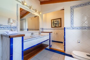 Badewanne, Haartrockner, Handtücher