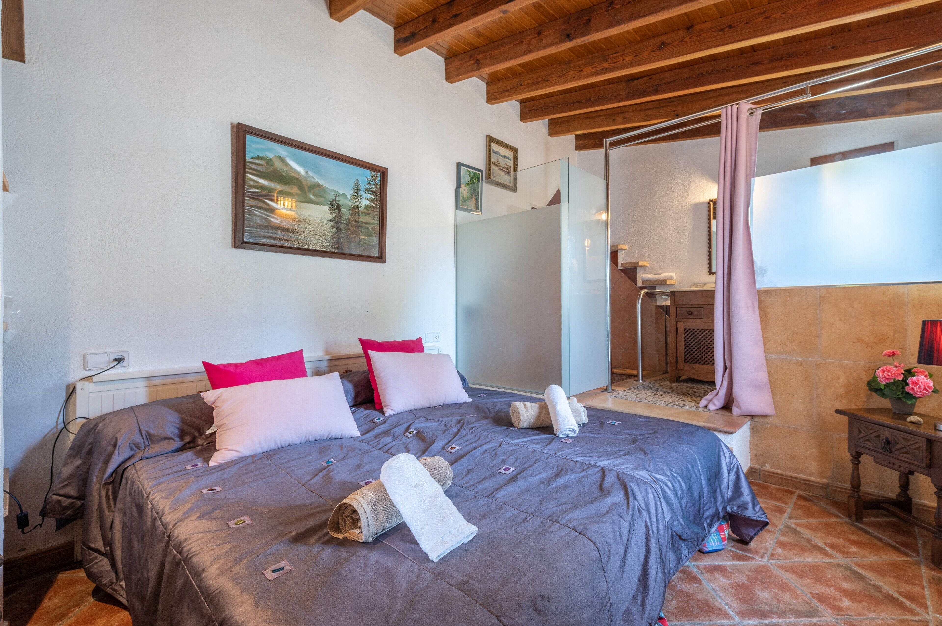 5 bedrooms, iron/ironing board, free WiFi, bed sheets