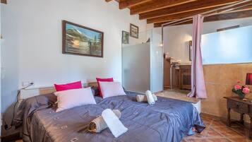 5 bedrooms, iron/ironing board, free WiFi, bed sheets
