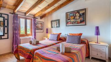 5 bedrooms, iron/ironing board, free WiFi, bed sheets