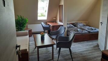 1 Schlafzimmer, Zimmersafe, Schreibtisch, Reisekinderbett