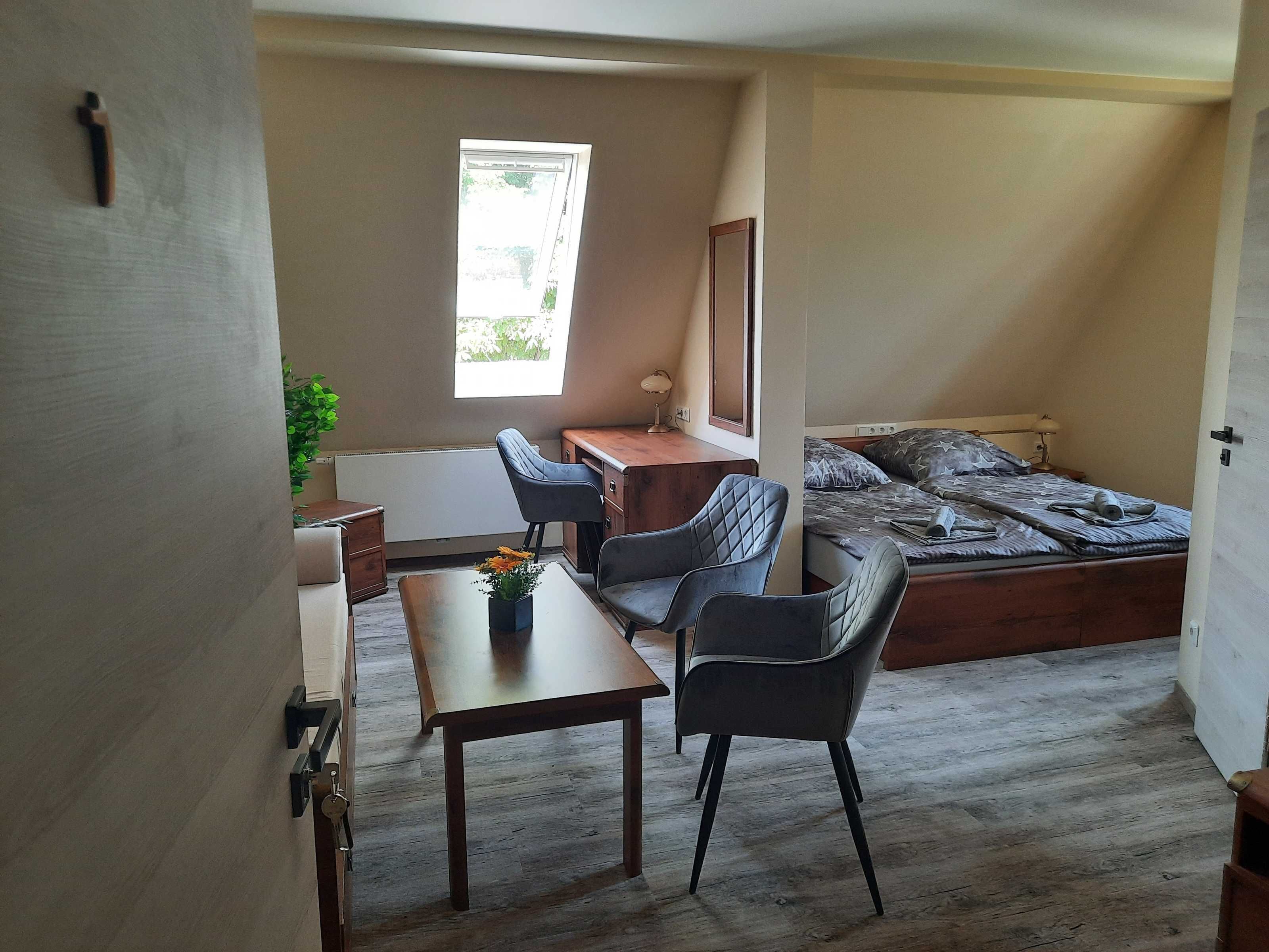 1 habitación, caja de seguridad en la habitación y escritorio 