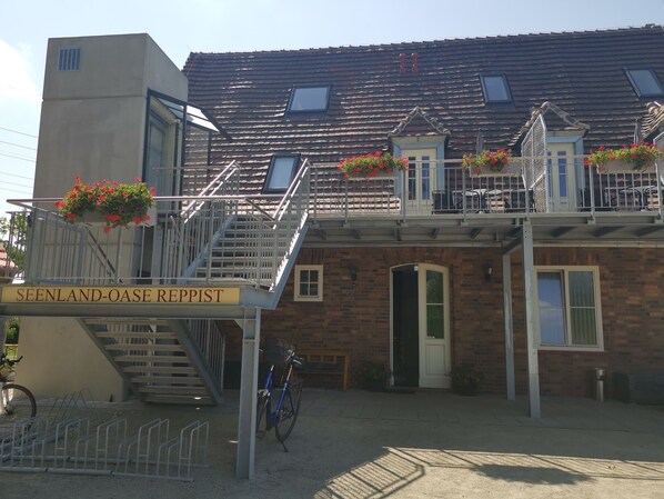 A building with a sign reading "SEENLAND-OASE REPPIST".