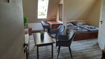 1 soverom, safe på rommet, skrivebord og reiseseng for barn