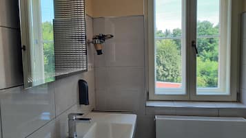 Dusj, hårføner, håndklær og såpe