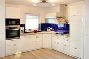 Kühlschrank, Mikrowelle, Ofen, Geschirrspüler